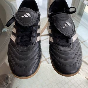 Ladies indoor soccer shoe. No cleats. Size 8